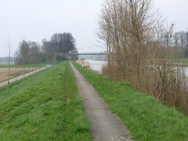 Mijn laatste foto van het fietspad langs het Julianakanaal, op de achtergrond de brug van Bunde.