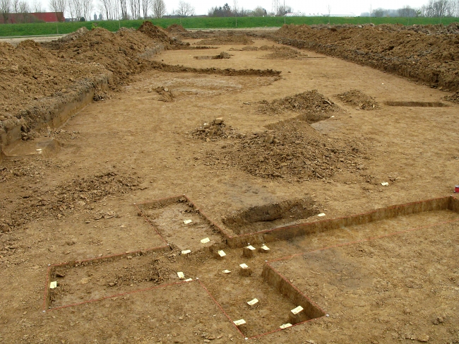 Archeologische opgravingen ten noorden van hoeve Hartelstein. Uit deze opgravingen is gebleken dat het gebied al zo'n 7000 jaar geleden werd bewoond. Er zijn grafheuvels met as en beenderresten gevonden uit de periode 600-200 voor christus. Archeologische opgravingen ten noorden van hoeve Hartelstein. Uit deze opgravingen is gebleken dat het gebied al zo'n 7000 jaar geleden werd bewoond. Er zijn grafheuvels met as en beenderresten gevonden uit de periode 600-200 voor christus.