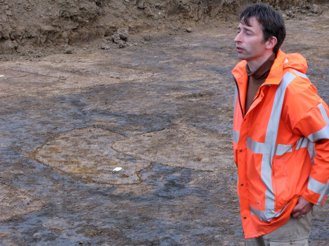 Op de omlijnde plekken zouden, volgens de archeologen, palen hebben gestaan die als steun dienden voor woningen.