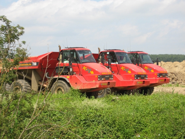 Dumpers worden gebruikt voor grootschalige transporten van bulkmaterialen op afgesloten terreinen. Deze machines combineren een hoog laadvermogen met ee goede wendbaarheid en een hoge transport-snelheid. Dumpers hebben een betere terreinvaardigheid dan de meeste vrachtauto's. Hier een drietal Cats type 730 Dumpers worden gebruikt voor grootschalige transporten van bulkmaterialen op afgesloten terreinen. Deze machines combineren een hoog laadvermogen met ee goede wendbaarheid en een hoge transport-snelheid. Dumpers hebben een betere terreinvaardigheid dan de meeste vrachtauto's. Hier een drietal Cats type 730