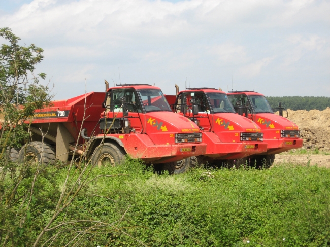 Dumpers worden gebruikt voor grootschalige transporten van bulkmaterialen op afgesloten terreinen. Deze machines combineren een hoog laadvermogen met ee goede wendbaarheid en een hoge transport-snelheid. Dumpers hebben een betere terreinvaardigheid dan de meeste vrachtauto's. Hier een drietal Cats type 730