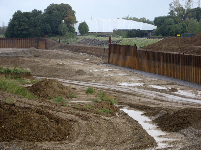 De plek waar begin 2009 de verbinding met het Julianakanaal wordt gemaakt is gemarkeerd middels een 2-tal buizen. De dijk wordt hier over een lengte van 150m weggehaald. De plek waar begin 2009 de verbinding met het Julianakanaal wordt gemaakt is gemarkeerd middels een 2-tal buizen. De dijk wordt hier over een lengte van 150m weggehaald.
