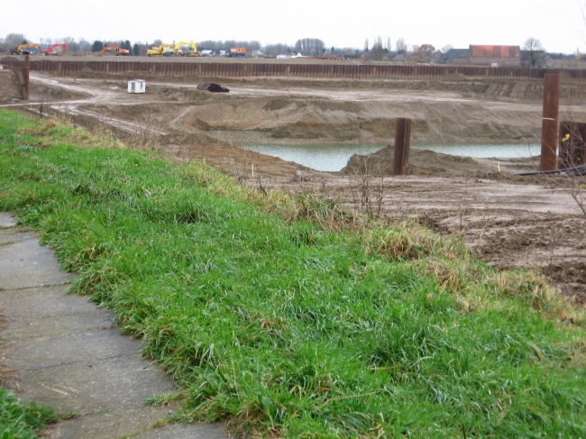 Rechts in het midden het zogenaamde startersgat. Van hieruit zal de Merwede 28 eind februari 2009 beginnen met het uitdiepen van het verwerkingsbekken en zich zo een weg graven naar zijn definitieve ligplaats aan de zuidzijde van het bekken. Rechts in het midden het zogenaamde startersgat. Van hieruit zal de Merwede 28 eind februari 2009 beginnen met het uitdiepen van het verwerkingsbekken en zich zo een weg graven naar zijn definitieve ligplaats aan de zuidzijde van het bekken.
