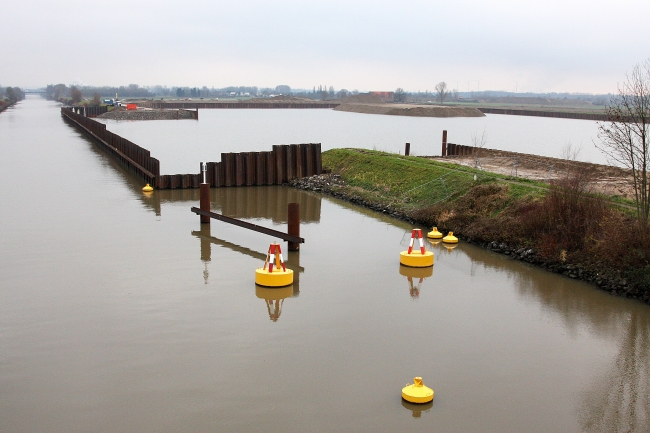 Het verwerkingsbekken vanaf de brug over het Julianakanaal bij Bunde. Nog enkele dagen pompen dan is het gewenste nivo bereikt en dan afwachten of de betoniet-cement wand rondom waterdicht is. Het verwerkingsbekken vanaf de brug over het Julianakanaal bij Bunde. Nog enkele dagen pompen dan is het gewenste nivo bereikt en dan afwachten of de betoniet-cement wand rondom waterdicht is.