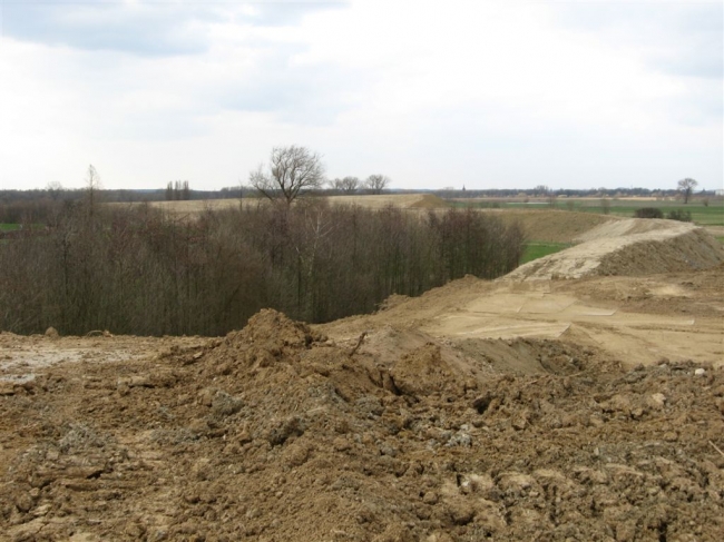 Overzichtsfoto vanaf het gronddepot aan de oostzijde van Itteren richting noorden. Duidelijk is hoe immens groot het gronddepot is geworden.