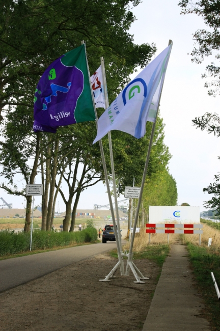 De ingang van het werkterrein werd gemarkeerd met de vlaggen van Consortium Grensmaas, Stichting de Ark en de Nieuwe Grensmaas. De ingang van het werkterrein werd gemarkeerd met de vlaggen van Consortium Grensmaas, Stichting de Ark en de Nieuwe Grensmaas.