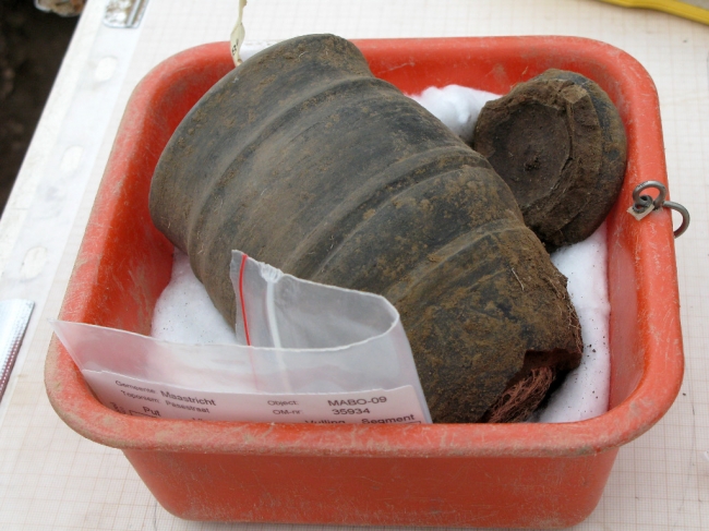 Voorzien van de nodige info wordt de vondst opgeborgen. Als dit inderdaad uit de Merovingische tijd stamt is dit stukje aardewerk meer dan 1300 jaar oud. Voorzien van de nodige info wordt de vondst opgeborgen. Als dit inderdaad uit de Merovingische tijd stamt is dit stukje aardewerk meer dan 1300 jaar oud.