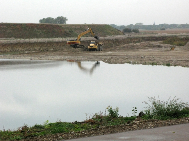 Op 5 oktober is een van de twee verwerkingsinstallaties in gebruik genomen. Vanaf deze locatie wordt per dumper het toutvenant aangevoerd. Op 5 oktober is een van de twee verwerkingsinstallaties in gebruik genomen. Vanaf deze locatie wordt per dumper het toutvenant aangevoerd.