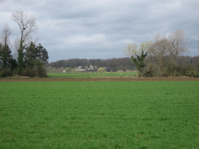 Hier gaat de werkweg naar Borgharen de Kanjel kruisen. Op de achtergrond de witte villa Hahnraths. De aanleg van de werkweg start na Pasen aan de Spekstraat in Borgharen.