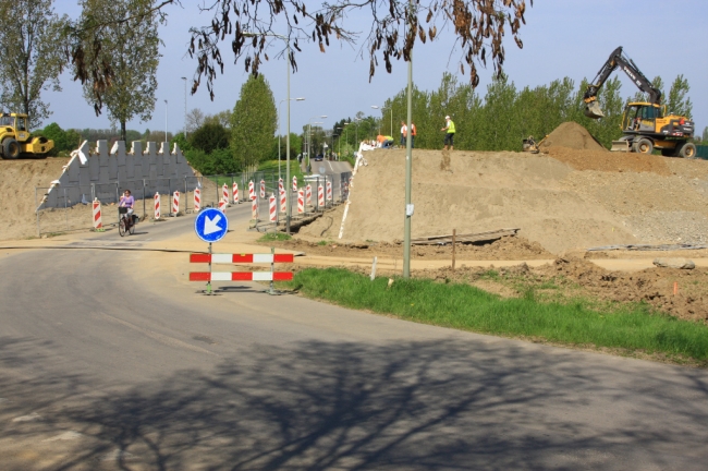De ongelijkvloerse kruising te Itteren (Op de Bos) voor de aanvoer van toutvenant uit Borgharen is al bijna op hoogte. De ongelijkvloerse kruising te Itteren (Op de Bos) voor de aanvoer van toutvenant uit Borgharen is al bijna op hoogte.