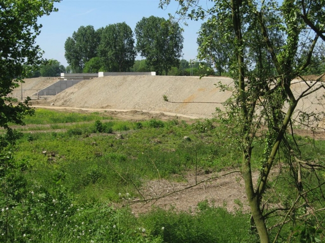 De hoogwatervrije verbinding van de Dorpsraad werd o.a. afgewezen vanwege mogelijke stuwing bij hoogwater. Zou deze oplossing geen water tegenhouden? De hoogwatervrije verbinding van de Dorpsraad werd o.a. afgewezen vanwege mogelijke stuwing bij hoogwater. Zou deze oplossing geen water tegenhouden?