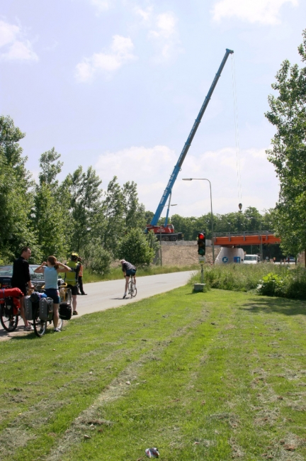Op woensdag 16 juni zijn de brugdelen geplaatst bij de ongelijkvloerse kruising van Op de Bos te Itteren. Zoals in een bewonersbrief door het Consortium aangegeven ging het met enig oponthoud voor het verkeer gepaard. Op woensdag 16 juni zijn de brugdelen geplaatst bij de ongelijkvloerse kruising van Op de Bos te Itteren. Zoals in een bewonersbrief door het Consortium aangegeven ging het met enig oponthoud voor het verkeer gepaard.
