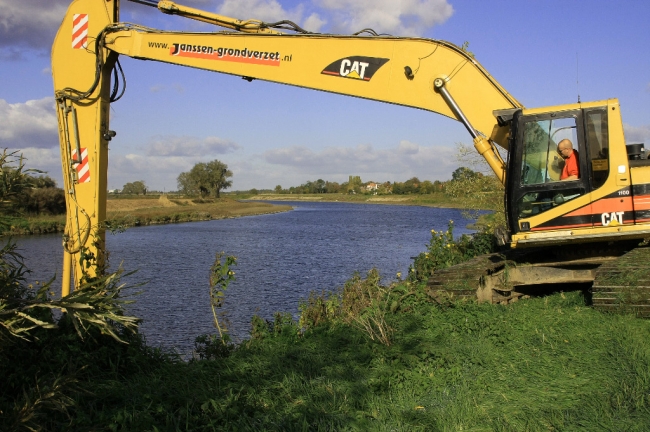 Vandaag is men begonnen met de verwijdering van alle bomen en struiken in de oever van de Maas tussen Itteren en Borgharen. Nadat de stroomgeulverbreding is gemaakt zal de Maas ook hier honderden meters breed worden. Vandaag is men begonnen met de verwijdering van alle bomen en struiken in de oever van de Maas tussen Itteren en Borgharen. Nadat de stroomgeulverbreding is gemaakt zal de Maas ook hier honderden meters breed worden.
