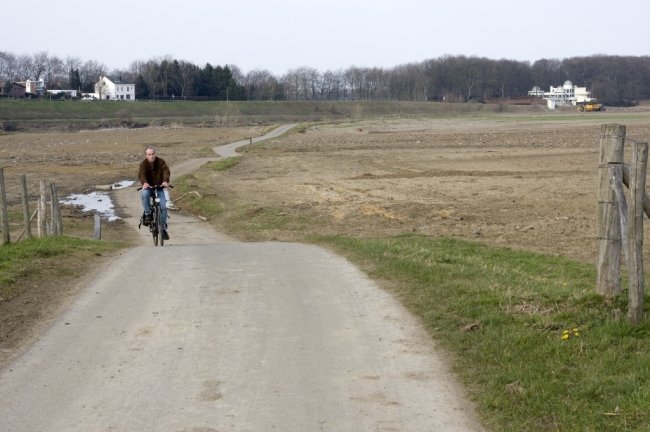 Nu kunnen we nog langs de Maas fietsen vanaf Borgharen richting Itteren.
Vanaf half april zal deze fietsweg worden afgesloten in het kader van de rivierverruiming. Het fietspad maakt deel uit van de landelijke fietsroutes. Of, nadat de rivierverruiming is uitgevoerd, nog een nieuw fietspad langs het nieuw onstane natuurgebied wordt aangelegd moeten we maar afwachten. Als dit nadenken over een nieuw fietspad hetzelfde gaat als bij de aanpassing van de stroomgeulverbreding ten noorden van Itteren heb ik er een hard hoofd in of er ooit nog een nieuw fietspad komt. Nu kunnen we nog langs de Maas fietsen vanaf Borgharen richting Itteren.
Vanaf half april zal deze fietsweg worden afgesloten in het kader van de rivierverruiming. Het fietspad maakt deel uit van de landelijke fietsroutes. Of, nadat de rivierverruiming is uitgevoerd, nog een nieuw fietspad langs het nieuw onstane natuurgebied wordt aangelegd moeten we maar afwachten. Als dit nadenken over een nieuw fietspad hetzelfde gaat als bij de aanpassing van de stroomgeulverbreding ten noorden van Itteren heb ik er een hard hoofd in of er ooit nog een nieuw fietspad komt.