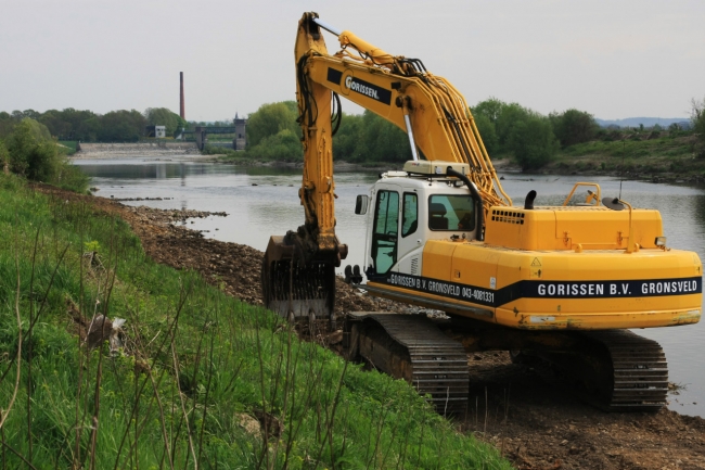 In Borgharen wordt de Maasoever opgeschoond als voorbereiding op de weerdverlaging langs de Maas ter hoogte van het dorp. In Borgharen wordt de Maasoever opgeschoond als voorbereiding op de weerdverlaging langs de Maas ter hoogte van het dorp.