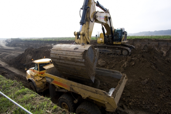 Let eens op de maat van de bak van de graafmachine in verhouding met de dumper. Slechts 3 scheppen zijn nodig om de dumper te vullen. Let eens op de maat van de bak van de graafmachine in verhouding met de dumper. Slechts 3 scheppen zijn nodig om de dumper te vullen.