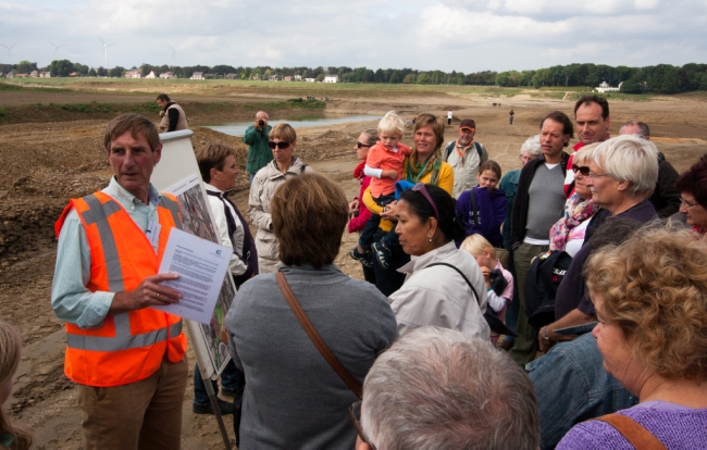 Nadat de bezoekers uit het treintje waren gestapt kregen ze eerst uitleg van medewerkers van het Consortium over de ontgrinding van het gebied tussen Itteren en Borgharen. Nadat de bezoekers uit het treintje waren gestapt kregen ze eerst uitleg van medewerkers van het Consortium over de ontgrinding van het gebied tussen Itteren en Borgharen.