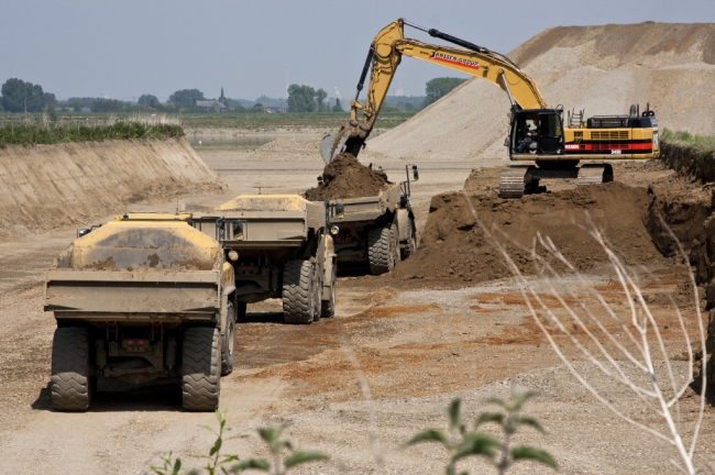 De afgegraven grond in Itteren wordt naar Geulle gebracht en is daar nodig om de dekgrondberging te vullen.  