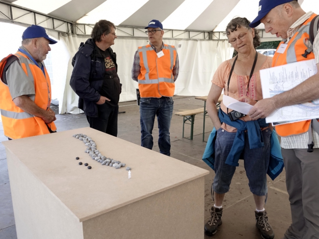 Het paardengraf zal in het landschap worden gemarkeerd. Met grote stenen wordt door een kunstenaar het paardengraf met een afmeting van 50m lengte bij 2m breedte nagebouwd op de plaats waar de paarden zijn gevonden. Ik vind het een prachtig initiatief dat deze vindplaats in Borgharen tot in lengte van jaren voor iedereen in het landschap zichtbaar wordt. Hulde ! Het paardengraf zal in het landschap worden gemarkeerd. Met grote stenen wordt door een kunstenaar het paardengraf met een afmeting van 50m lengte bij 2m breedte nagebouwd op de plaats waar de paarden zijn gevonden. Ik vind het een prachtig initiatief dat deze vindplaats in Borgharen tot in lengte van jaren voor iedereen in het landschap zichtbaar wordt. Hulde !