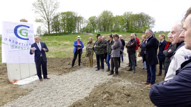 Kees van der Veeken, directeur van Consortium Grensmaas hield een korte toespraak bij de officiële onthulling van het paardenmonument in Borgharen. Mede ook door de inzet van onder andere het Consortium Grensmaas is de oprichting van dit monument mogelijk geworden. Kees van der Veeken, directeur van Consortium Grensmaas hield een korte toespraak bij de officiële onthulling van het paardenmonument in Borgharen. Mede ook door de inzet van onder andere het Consortium Grensmaas is de oprichting van dit monument mogelijk geworden.
