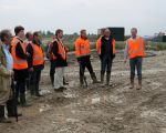 Op 8 juli bracht de Klankbordgroep Grensmaas, voorafgaand aan een vergadering, een bezoek aan het verwerkingsbekken. Jos van Uden, projectleider, gaf uitgebreid toelichting bij de diverse onderdelen van de grindverwerkingsinstallatie. (8-7-2009 - Jan Dolmans)