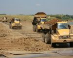 Aanvoer van afgegraven dekgrond in de stroomgeulverbreding. (16-6-2010 - Jan Dolmans)