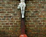 Kruisbeeld aan een gevel in Voulwammes.  (2-9-2010 - Mathy Peters )