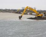 Het hoogwater in de Maas was al zover gezakt dat men de werkzaamheden aan de stroomgeulverbreding kon hervatten. (4-2-2011 - Jan Dolmans)