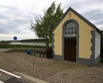 Het kapelletje dat aan het begin van Itteren langs de Maas staat dateert al van voor 1850.  (10-5-2012 - Jan Dolmans)