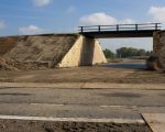 Deze brug, op de weg van Itteren naar Borgharen, is niet meer nodig en zal een dezer dagen worden weggenomen nu de oude weg weer is opengesteld voor alle verkeer.   (1-10-2014 - Jan Dolmans)