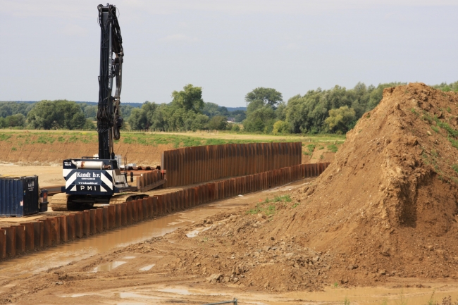 De 2de damwand is al gedeeltelijk geplaatst. Deze wand komt op 4 mtr afstand van de betonietwand aan de binnenzijde. De totale wand van het verwerkingsbekken is dan 8 mtr breed. De 2de damwand is al gedeeltelijk geplaatst. Deze wand komt op 4 mtr afstand van de betonietwand aan de binnenzijde. De totale wand van het verwerkingsbekken is dan 8 mtr breed.