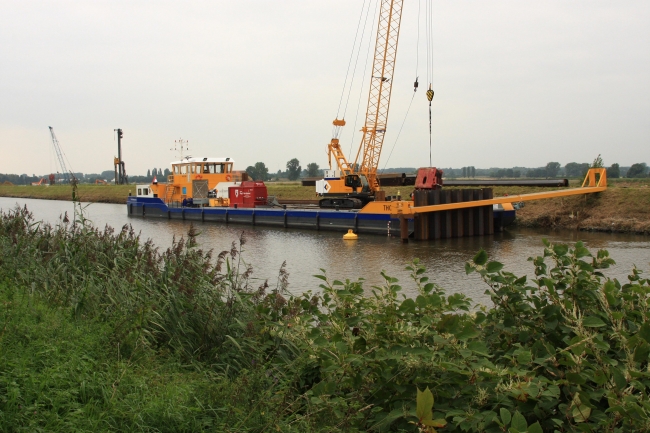 Met een hulpconstructie worden de damwandprofielen in het Julianakanaal
geplaatst.