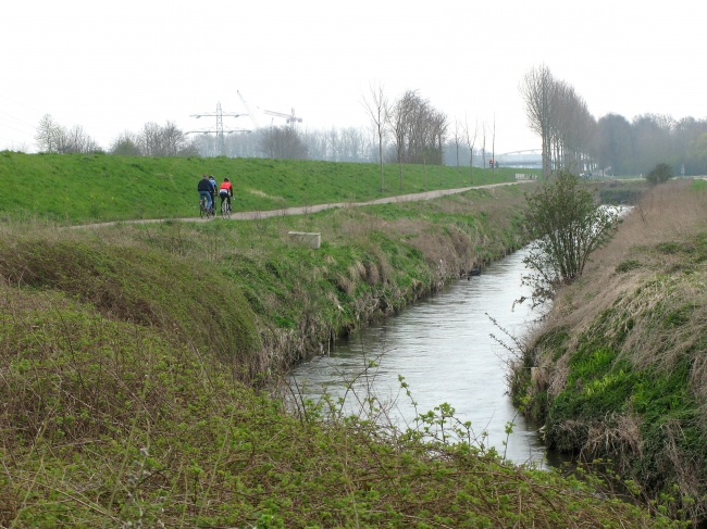 De geul met op de achtergrond de brug over het Julianakanaal bij Itteren