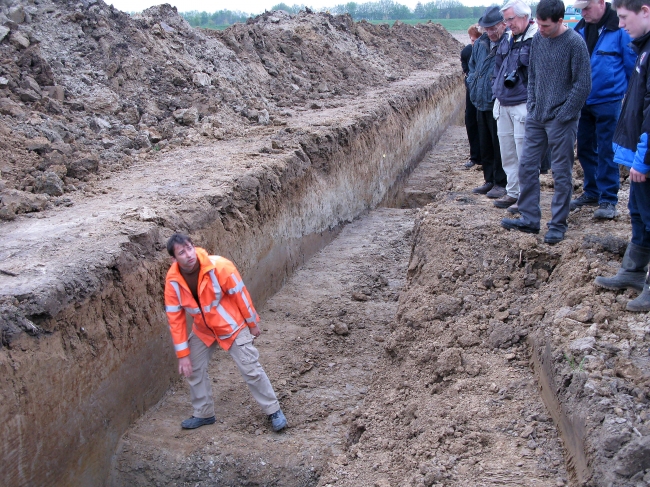 Op 22 april kon de bevolking van Itteren de opgravingen ten noorden van hoeve Hartelstein bezoeken waarbij door archeologen deskundige uitleg werd gegeven over hun werkzaamheden. In deze sleuf zijn verkleuringen in de grond te zien die duiden op een van oorsprong geaccidenteerd terrein dat door overstromingen en menselijke activiteit werd uitgevlakt. Op 22 april kon de bevolking van Itteren de opgravingen ten noorden van hoeve Hartelstein bezoeken waarbij door archeologen deskundige uitleg werd gegeven over hun werkzaamheden. In deze sleuf zijn verkleuringen in de grond te zien die duiden op een van oorsprong geaccidenteerd terrein dat door overstromingen en menselijke activiteit werd uitgevlakt.