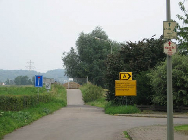 Het Bundervoetpad is opeens afgesloten maar de bewegwijzering is ondanks herhaalde verzoeken van de Dorpsraad nog steeds niet aangepast.
Dagelijks staan tientallen fietsers met de handen in het haar voor het hek. Het Bundervoetpad is opeens afgesloten maar de bewegwijzering is ondanks herhaalde verzoeken van de Dorpsraad nog steeds niet aangepast.
Dagelijks staan tientallen fietsers met de handen in het haar voor het hek.