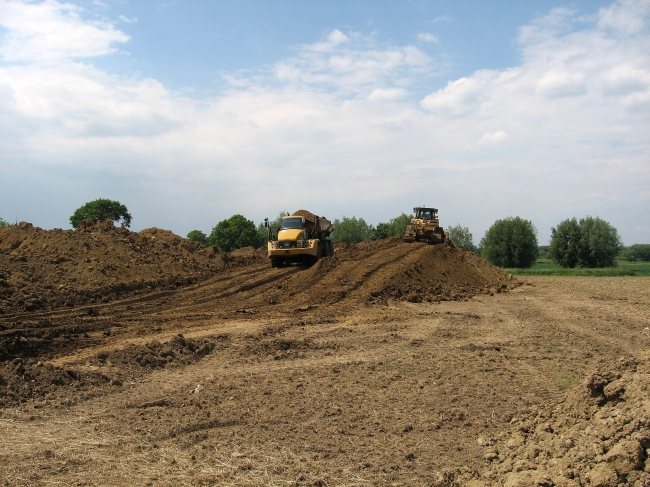 De grond komt van de plaats waar het verwerkingsbekken wordt aangelegd. 
De grond wordt aan de noordzijde van Itteren in depot opgeslagen. Het gronddepot dient daarbij tevens als geluidswal en wordt tussen de 8 en 10m hoog.
