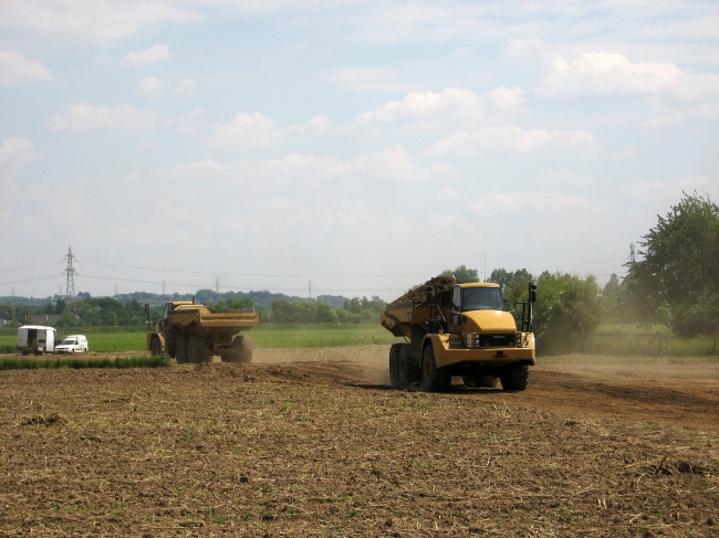 Dumpers rijden af en aan. Dumpers worden gebruikt voor grootschalige transporten van bulkmaterialen op afgesloten terreinen. Deze machines combineren een hoog laadvermogen met een goede wendbaarheid en een hoge transportsnelheid. Dumpers hebben een betere tereeinvaardigheid dan de meeste vrachtauto's.