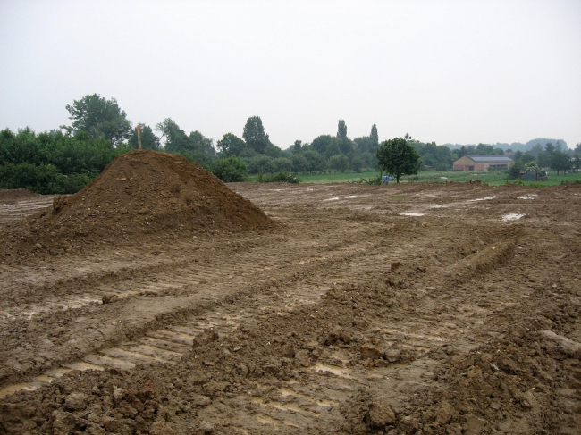 Uitzicht vanaf het gronddepot met op de achtergrond de stal van Richard Smeets. Op de voorgrond de aanduiding van de definitieve hoogte. Uitzicht vanaf het gronddepot met op de achtergrond de stal van Richard Smeets. Op de voorgrond de aanduiding van de definitieve hoogte.