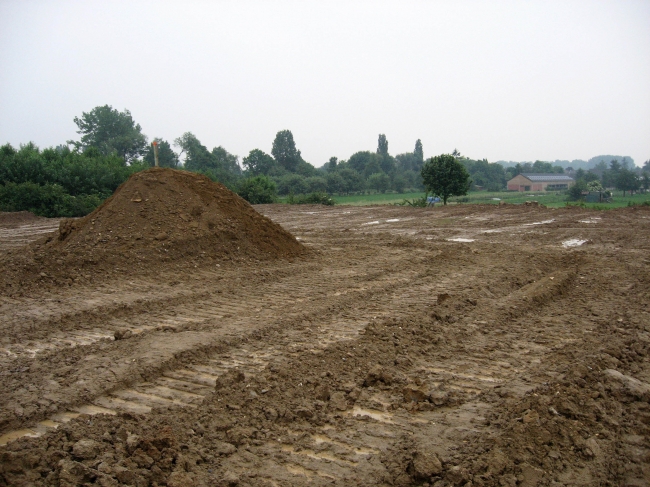 Uitzicht vanaf het gronddepot met op de achtergrond de stal van Richard Smeets. Op de voorgrond de aanduiding van de definitieve hoogte.