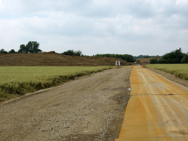 Verbreding werkweg. Op de achtergrond de gronddepots noordelijk van
Itteren. Voor de verbreding is grind gebruikt vanuit het verwerkingsbekken. Verbreding werkweg. Op de achtergrond de gronddepots noordelijk van
Itteren. Voor de verbreding is grind gebruikt vanuit het verwerkingsbekken.