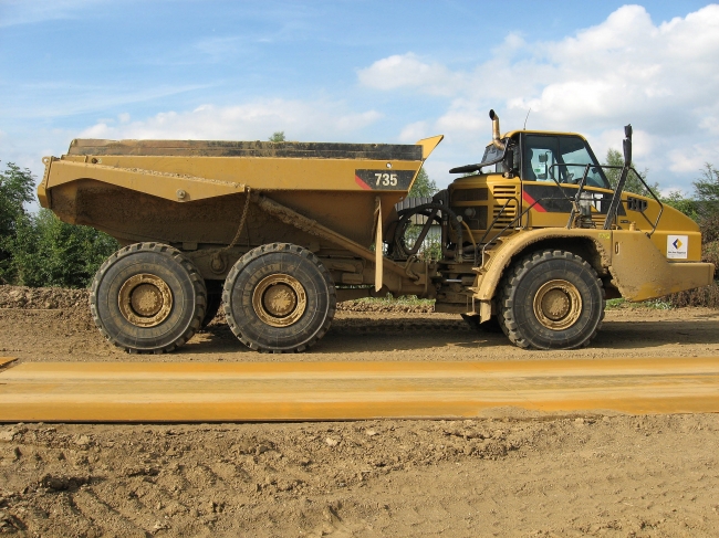 Afhankelijk van het type dumper kan tussen de 25 en 40 ton geladen worden. Hier een cat 735 (knikgestuurde dumper) met een laafvermogen van 32,7 ton.