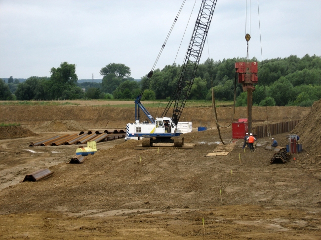 Hier worden de damwanden voor het verwerkingsbekken geslagen aan de noordzijde van het verwerkingsbekken ter hoogte van Voulwammes. Hier worden de damwanden voor het verwerkingsbekken geslagen aan de noordzijde van het verwerkingsbekken ter hoogte van Voulwammes.