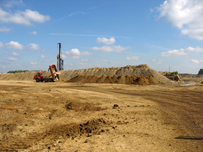 Inmiddels is men ook al bezig met het aanleggen van het voordepot. Hier komt het toutvenant te liggen voordat het naar de baggerschepen gaat. Inmiddels is men ook al bezig met het aanleggen van het voordepot. Hier komt het toutvenant te liggen voordat het naar de baggerschepen gaat.