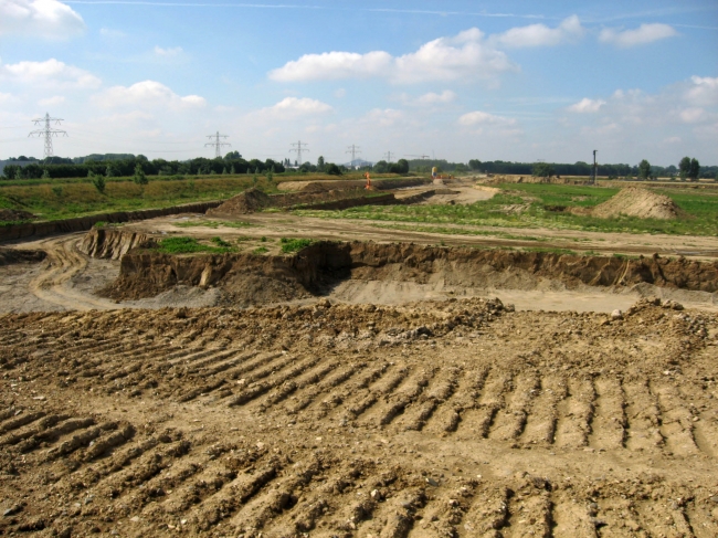 Overzichtsfoto vanaf het gronddepot bij Voulwammes. Het middengedeelte moet nog helemaal afgegraven worden.