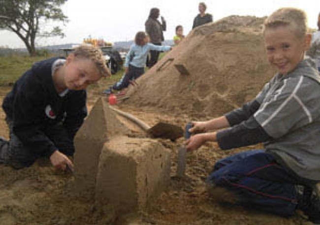 Basisschool Itteren aan de slag met zandsculptuur.
Groep zeven van de basisschool op de Sterkenberg in Itteren heeft op woensdag 17 september op een wel heel bijzondere wijze les gekregen.
Onder leiding van kunstenaar Roger Geraedts kregen de kinderen vier uur lang tekst en uitleg hoe ke en zandsculptuur bouwt.Ze hoefden trouwens niet alleen te luisteren, maar konden naar hartelust zelf aan de slag met speciaal gereedschap dat wordt gebruikt voor de bouw van zandsculpturen. De kinderen helpen in de week voor de officiële start van de Grensmaas mee aan de bouw van de zandsculptuur. Daarvoor is een groep inwoners van de Zuid-Limburgse maasdorpen geselecteerd, die inmiddels ook een workshop henneb gekregen van Geraedts. Op deze manier wordt een mega-zandsculptuur, die een omvang van tien meter krijgt en vijf meter hoog wordt, niet allen een product van de kunstenaar. Basisschool Itteren aan de slag met zandsculptuur.
Groep zeven van de basisschool op de Sterkenberg in Itteren heeft op woensdag 17 september op een wel heel bijzondere wijze les gekregen.
Onder leiding van kunstenaar Roger Geraedts kregen de kinderen vier uur lang tekst en uitleg hoe ke en zandsculptuur bouwt.Ze hoefden trouwens niet alleen te luisteren, maar konden naar hartelust zelf aan de slag met speciaal gereedschap dat wordt gebruikt voor de bouw van zandsculpturen. De kinderen helpen in de week voor de officiële start van de Grensmaas mee aan de bouw van de zandsculptuur. Daarvoor is een groep inwoners van de Zuid-Limburgse maasdorpen geselecteerd, die inmiddels ook een workshop henneb gekregen van Geraedts. Op deze manier wordt een mega-zandsculptuur, die een omvang van tien meter krijgt en vijf meter hoog wordt, niet allen een product van de kunstenaar.