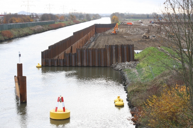 De bodem van de invaart ligt op -4m ten opzichte van het waterpeil van het Julianakanaal. De diepgang van de grindschepen is in geladen toestand minder dan 3,5m zodat zij straks ongehinderd de haven in en uit kunnen varen. De bodem van de invaart ligt op -4m ten opzichte van het waterpeil van het Julianakanaal. De diepgang van de grindschepen is in geladen toestand minder dan 3,5m zodat zij straks ongehinderd de haven in en uit kunnen varen.