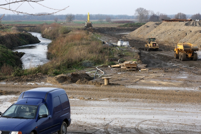 Langs de geul, ter hoogte van het grintdepot wordt de dekgrond nog verwijderd om het grintdepot nog te vergroten.