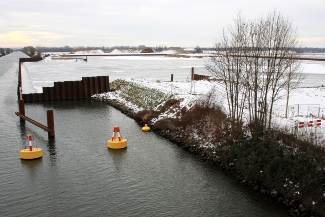 Op 12 januari 2009 was het verwerkingsbekken nog volledig met ijs bedekt. De verbinding met het Julianakanaal is nog gesloten. Op 12 januari 2009 was het verwerkingsbekken nog volledig met ijs bedekt. De verbinding met het Julianakanaal is nog gesloten.