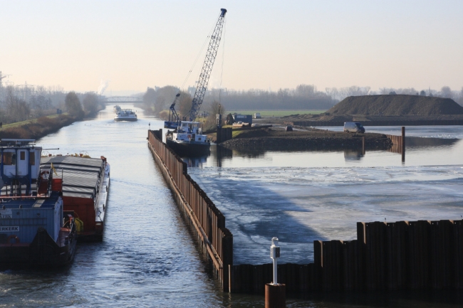 Op 13 januari 2009 is men begonnen met het verwijderen van de damwand die het Julianakanaal scheidt van het verwerkingsbekken. Over enkele weken zal een baggerschip via deze opening in de dijk van het Julianakanaal het verwerkingsbekken binnen varen.