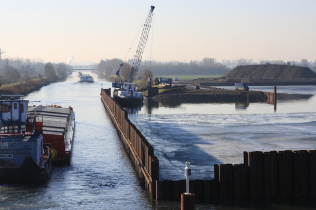 Op 13 januari 2009 is men begonnen met het verwijderen van de damwand die het Julianakanaal scheidt van het verwerkingsbekken. Over enkele weken zal een baggerschip via deze opening in de dijk van het Julianakanaal het verwerkingsbekken binnen varen. Op 13 januari 2009 is men begonnen met het verwijderen van de damwand die het Julianakanaal scheidt van het verwerkingsbekken. Over enkele weken zal een baggerschip via deze opening in de dijk van het Julianakanaal het verwerkingsbekken binnen varen.